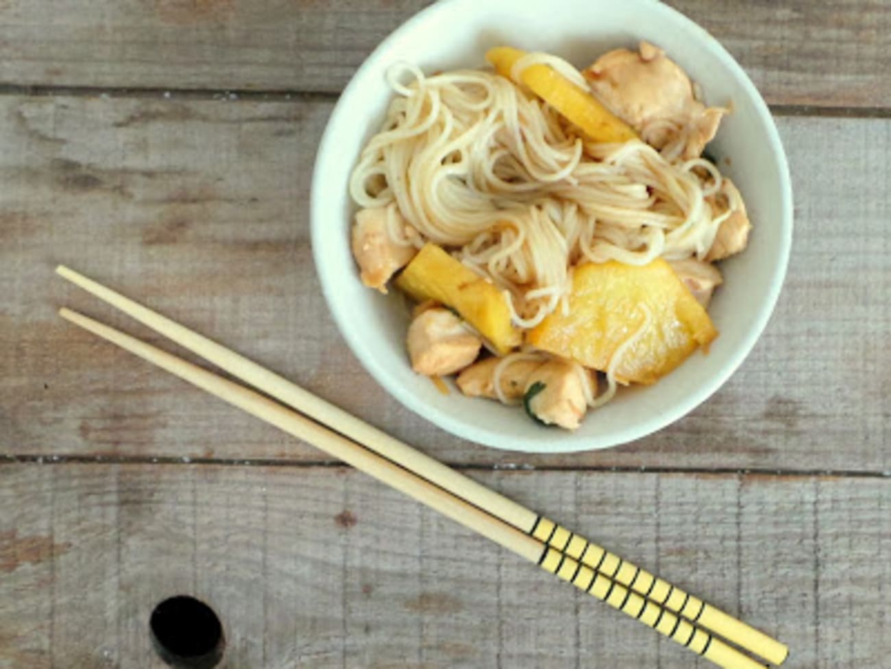 Nouilles udon, mangue, sauce à l'ananas