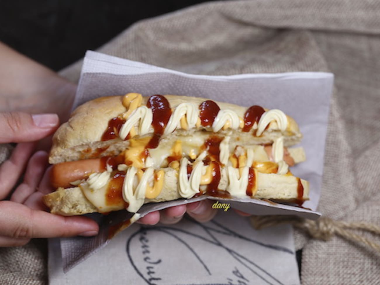 Sandwich Américain Hot-dog Avec Saucisse à La Viande Et Légumes