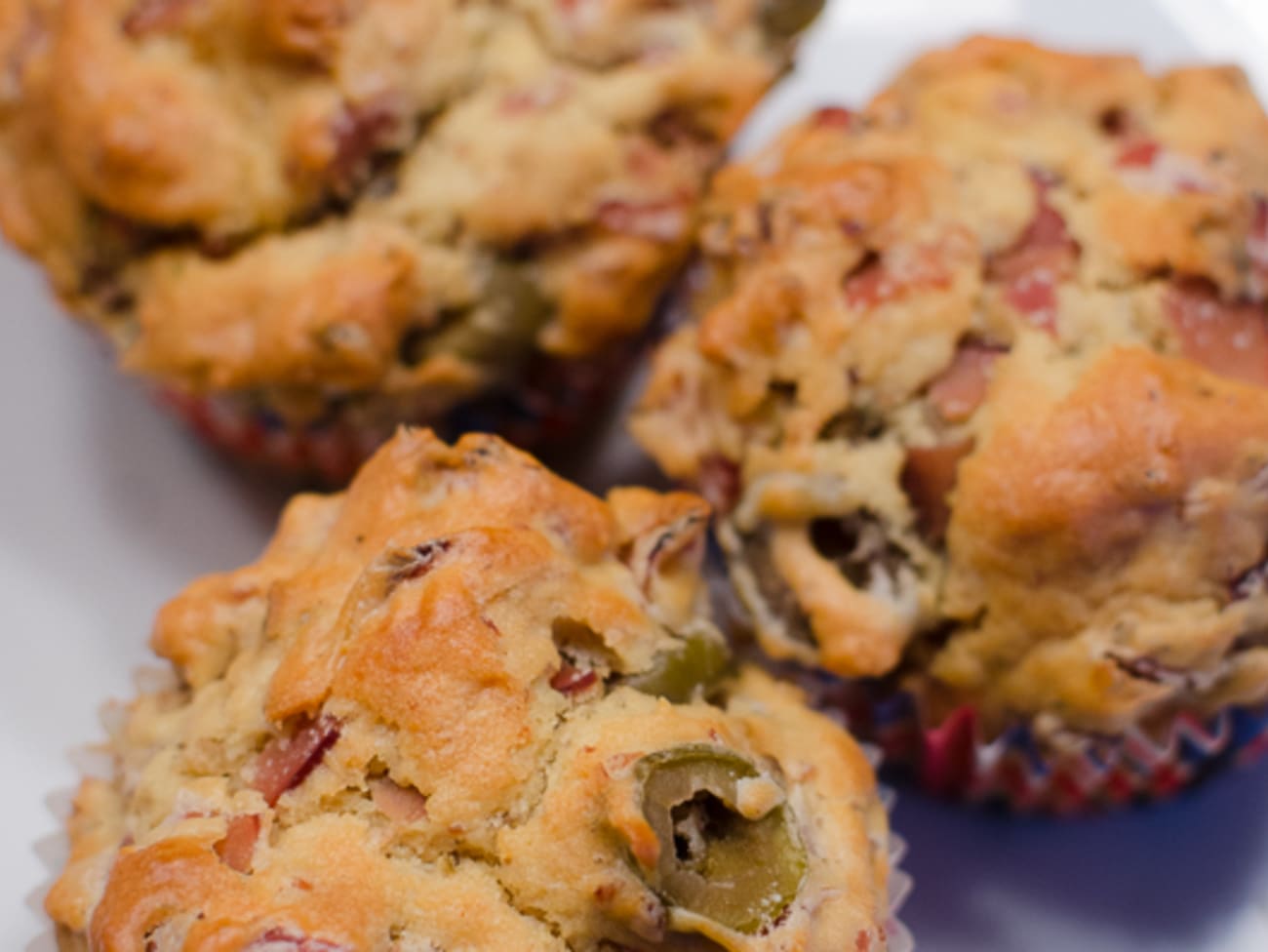 Muffins au jambon et aux olives vertes Recette par Piratage Culinaire