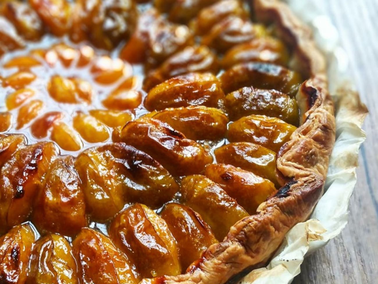 Tarte aux prunes reines-claudes, mirabelles, poudre d'amandes et sirop