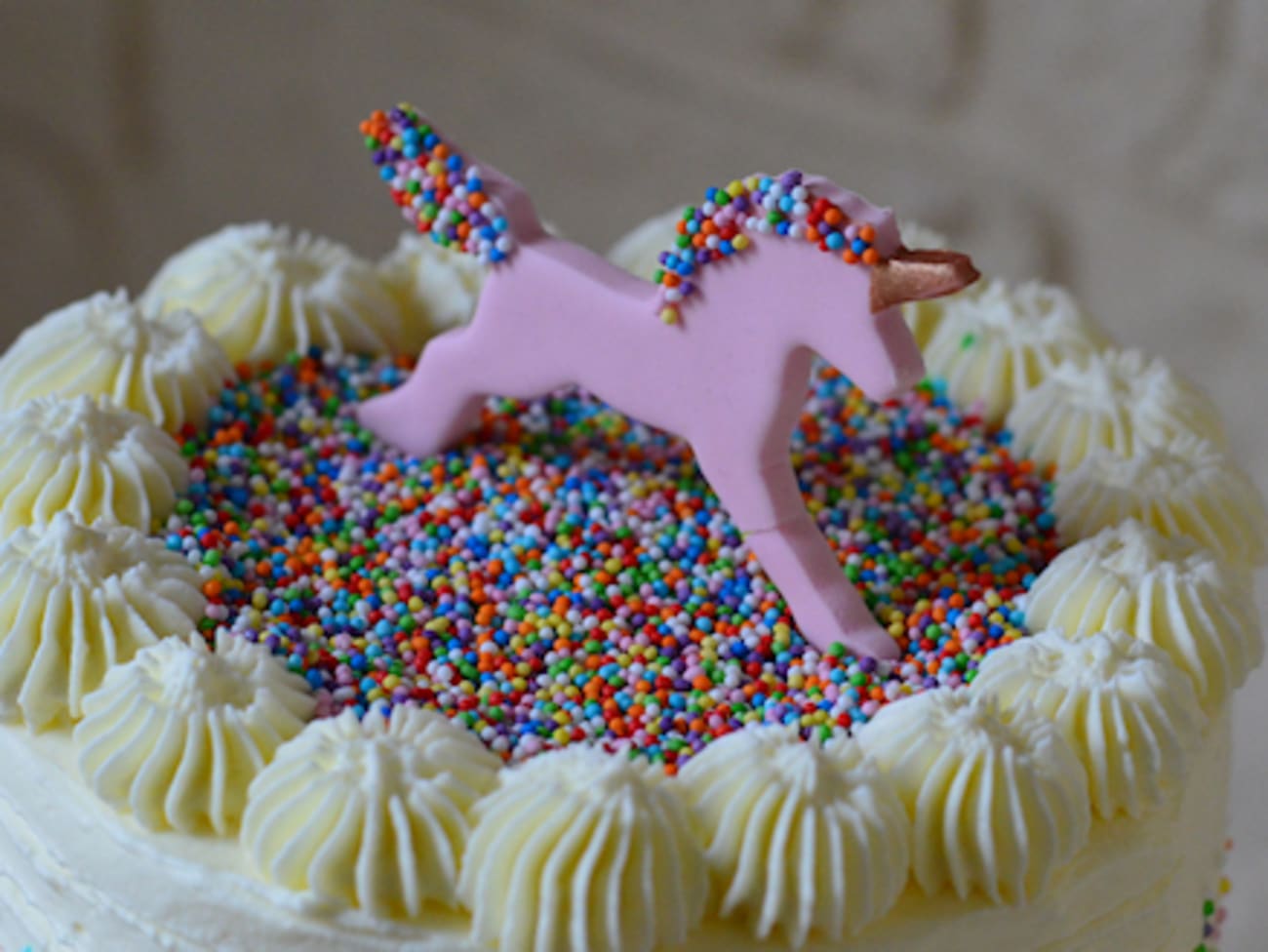 Rainbow cake licorne - Recette de gâteau