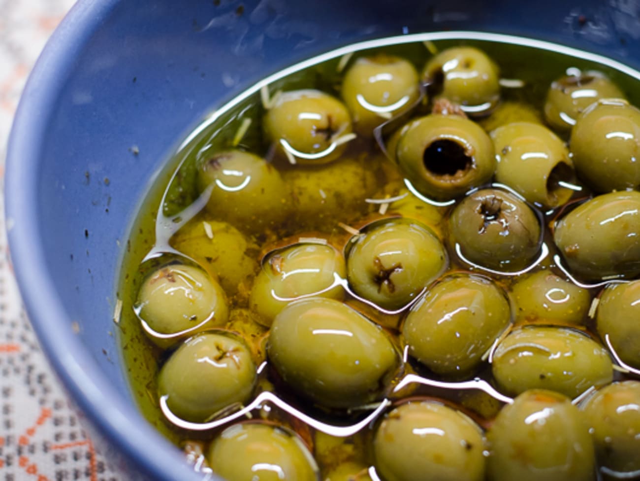 Olives vertes marinées aux herbes de Provence pour l'apéro