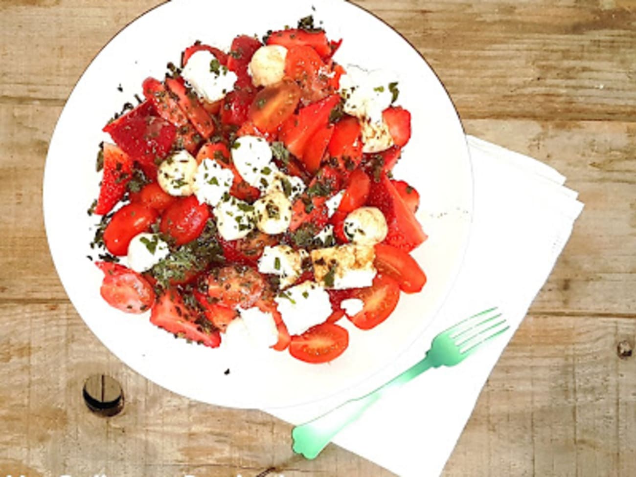 Salade tomates, fraises et feta - Recettes de cuisine Ôdélices