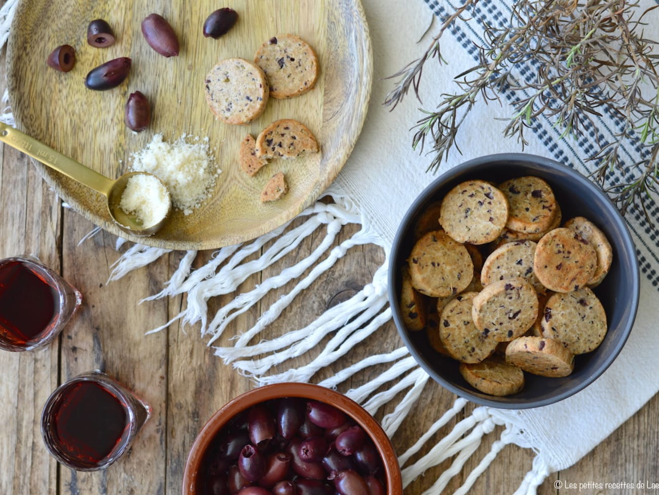 Biscuits apéritifs maison à l'épeautre, parmesan, olives et romarin -  Recette par Laet's bake it