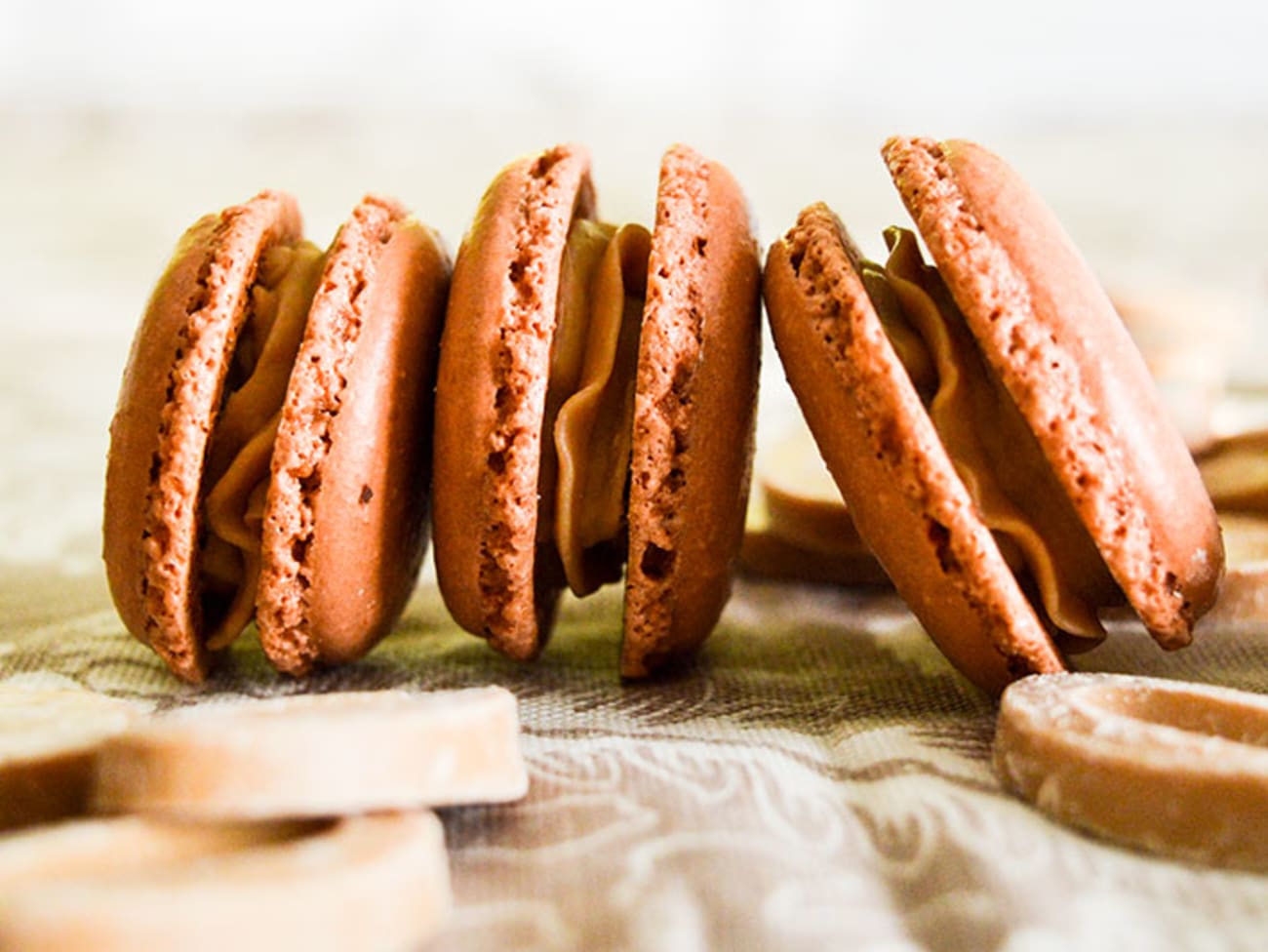 Macarons chocolat Dulcey de Valrhona - Recette par Amandise