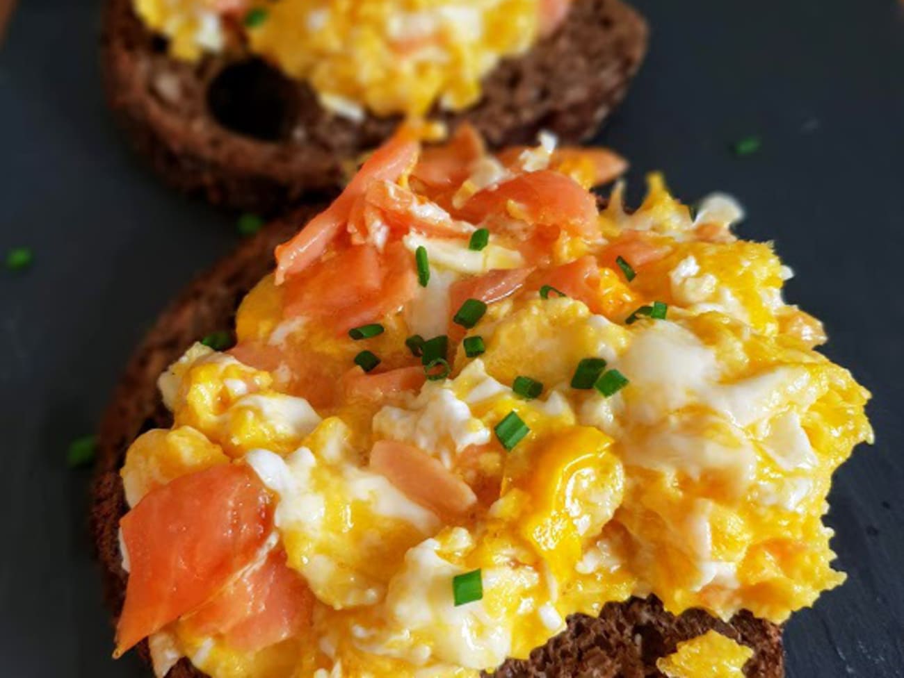 Oeufs brouillés au saumon pour 4 personnes - Recettes - Elle à Table