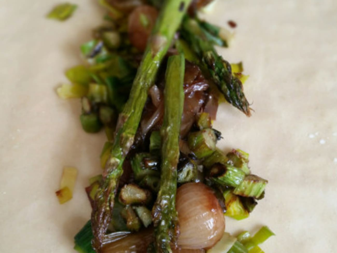 Le strudel printanier aux asperges, oignons grelot, poireaux et