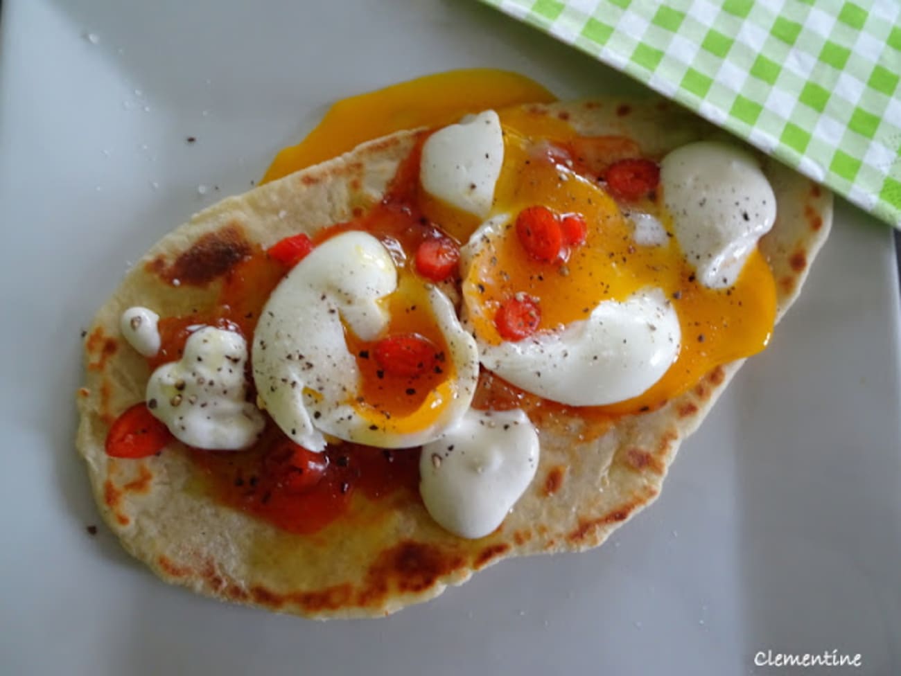 Flatbread aux oeufs et chutney de mangue de Jamie Oliver Recette par