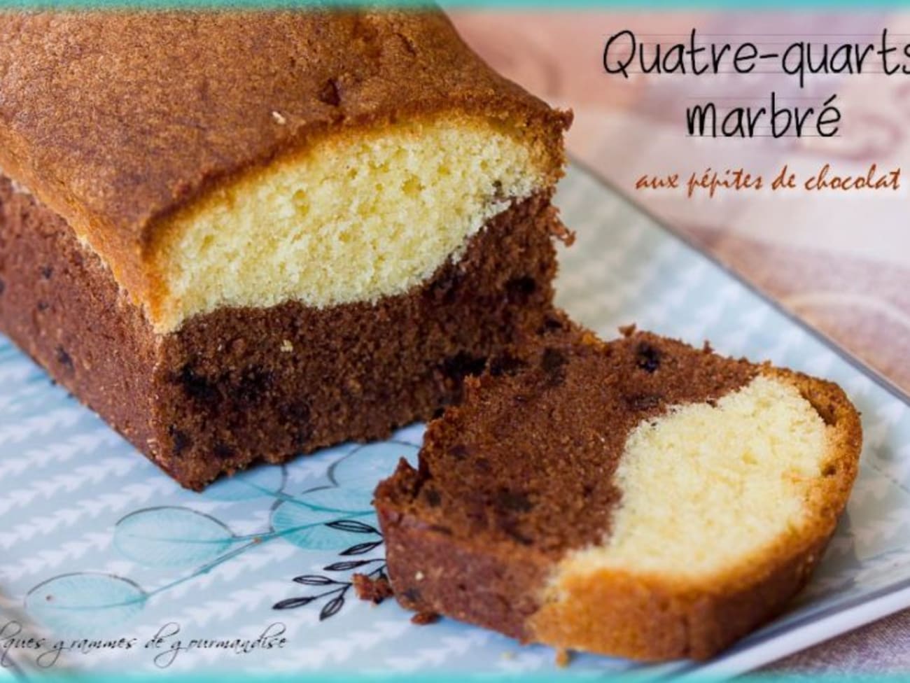 gâteau quatre-quarts aux pépites de chocolat fait dans un moule à tube  16212766 Photo de stock chez Vecteezy