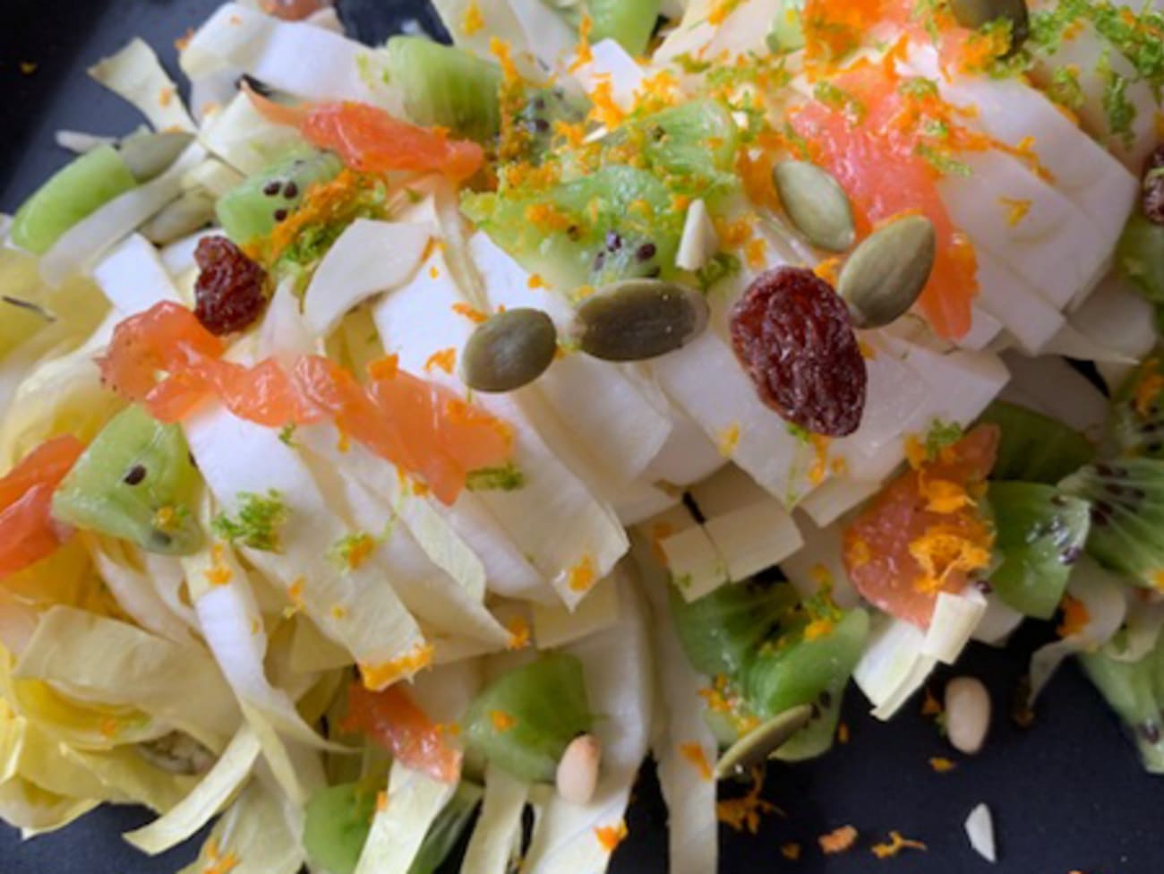 Salade aux endives, agrumes et saumon fumé