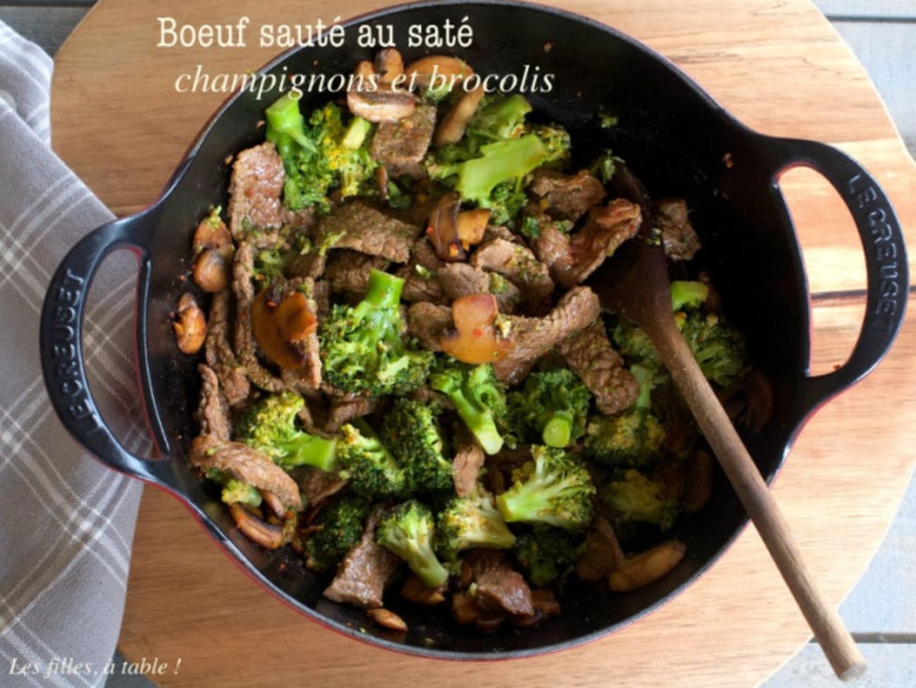 Boeuf sauté au saté, champignons et brocolis Recette par Les filles, à table