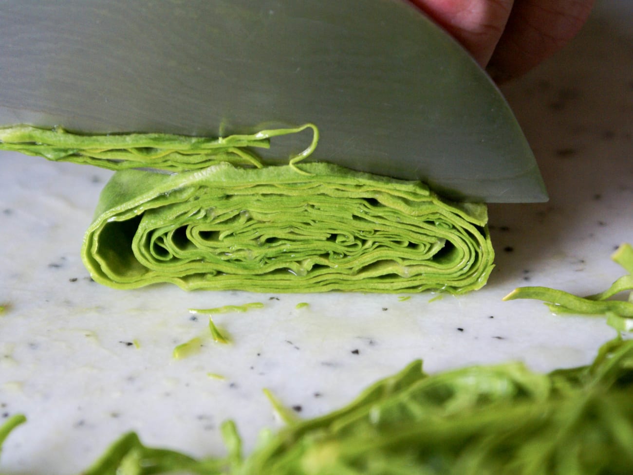 Ciseler des feuilles de légumes ou d'herbes aromatiques au couteau ...