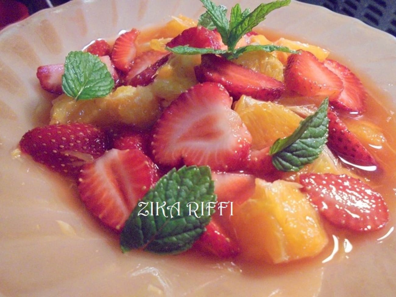 SALADE DE FRUITS ORANGES FRAISES SIROP DE CITRONS VERTS Recette par Zika