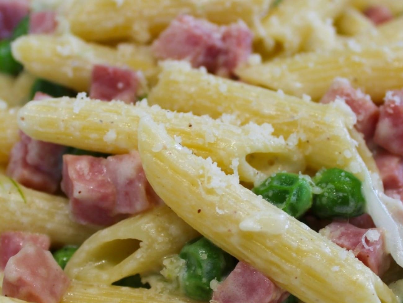 Pâtes aux Petits-Pois, Jambon et Parmesan - Recette par Délicimô