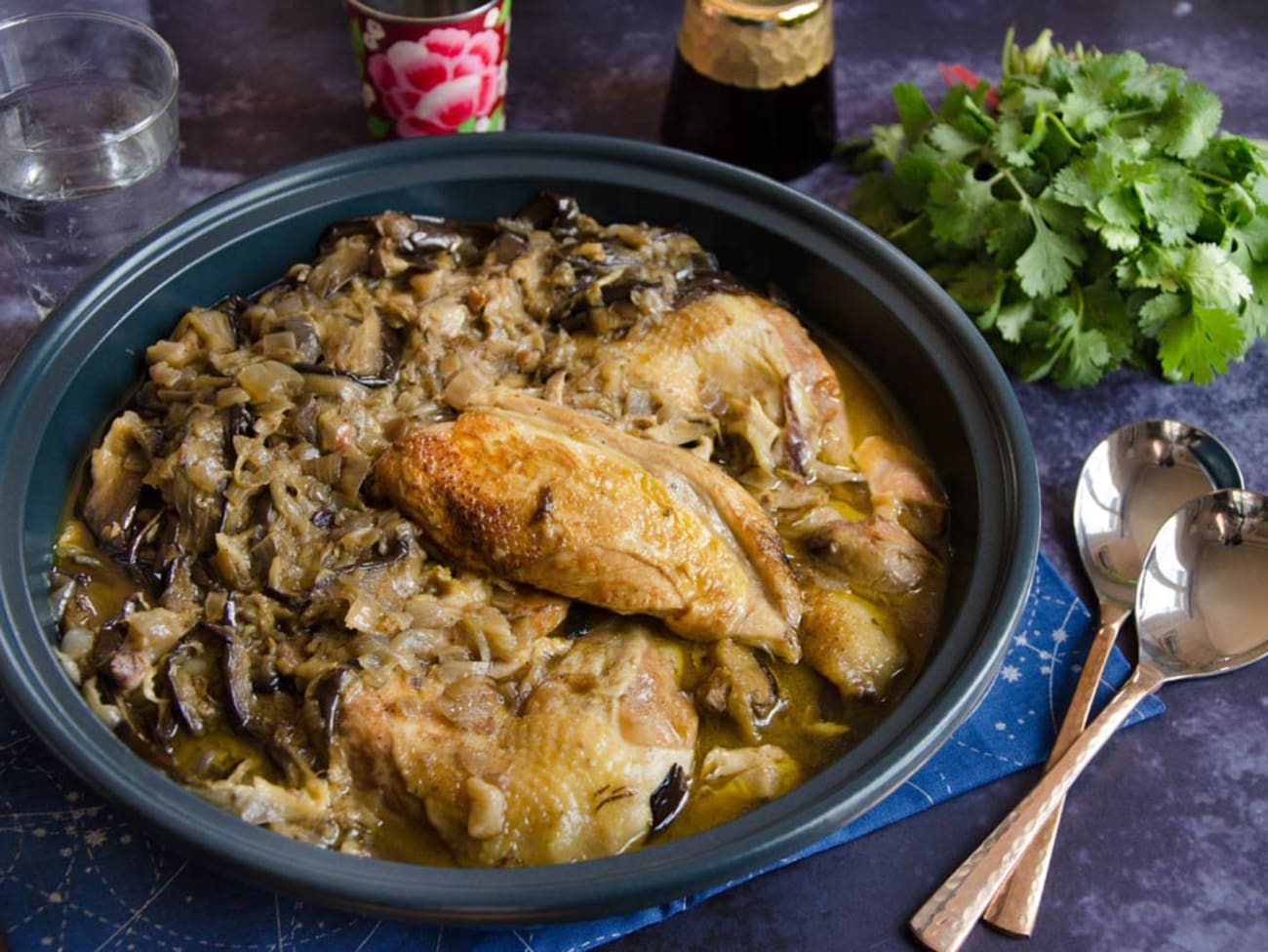 remuer frire avec poulet, aubergine et poivre dans wok la poêle sur foncé  Contexte 20299786 Photo de stock chez Vecteezy