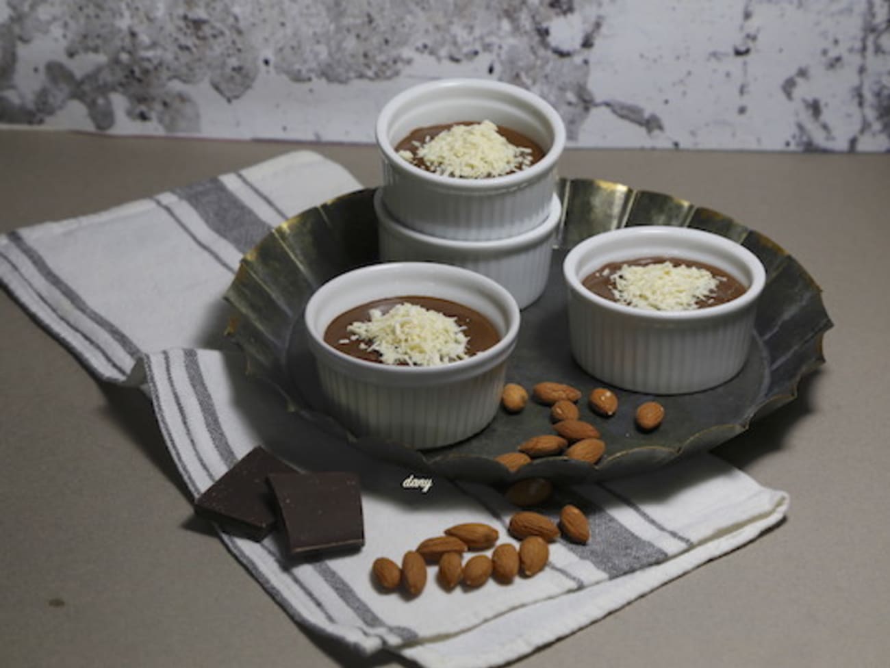 Petits pots de crème au chocolat et au lait végétal de noisettes