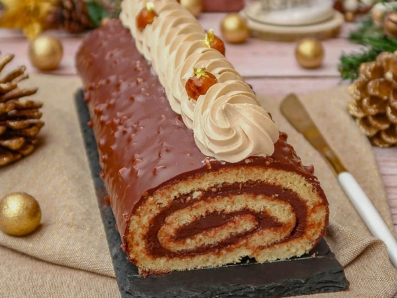 Bûche de Noël roulée au chocolat noir et praliné