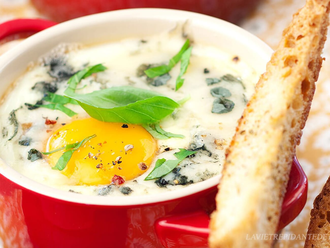Oeuf cocotte au fromage roquefort Recette par Twinsribbons
