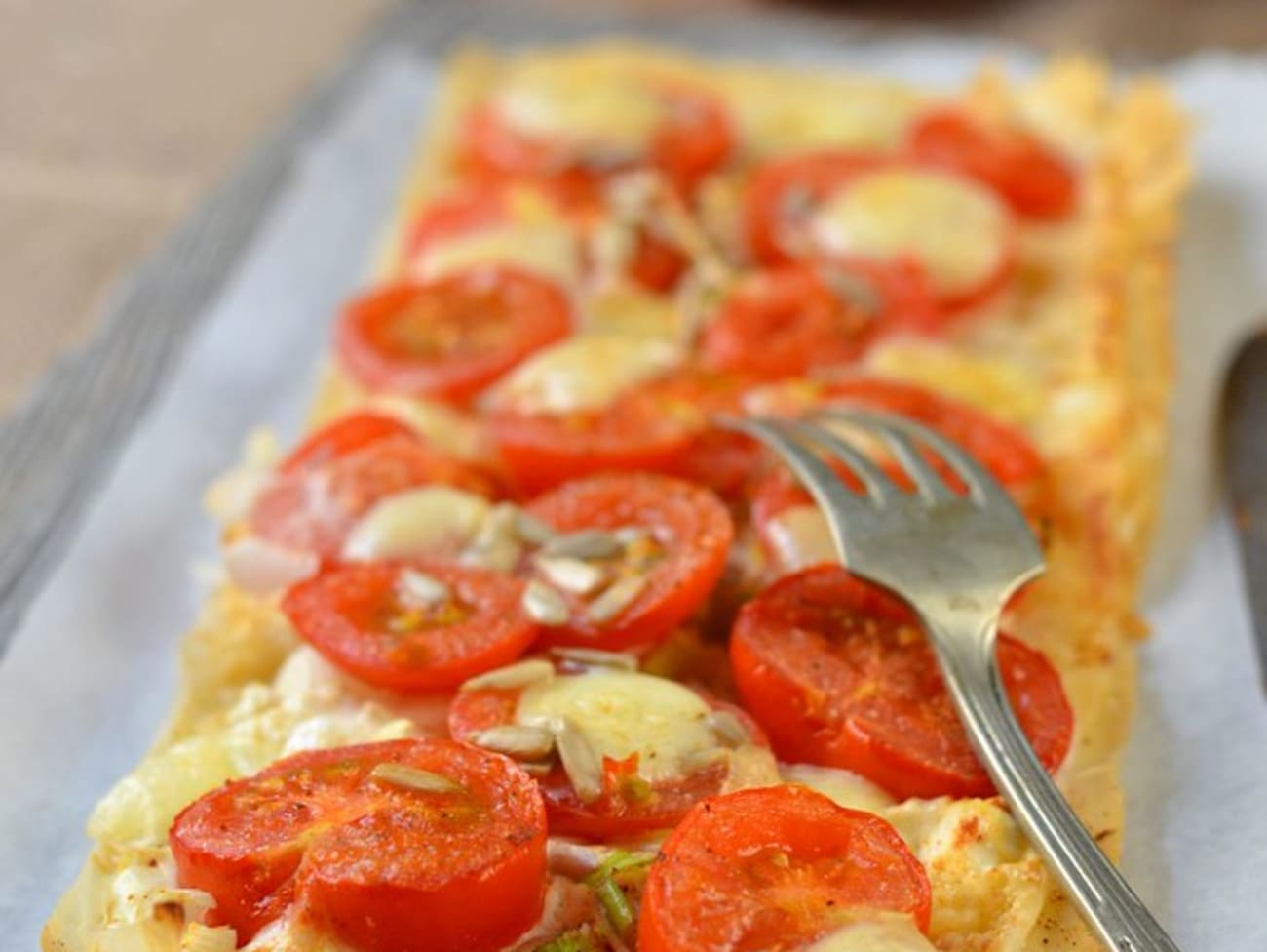 Tarte fine à la tomate, mozzarella et moutarde - Recette par Tangerine Zest