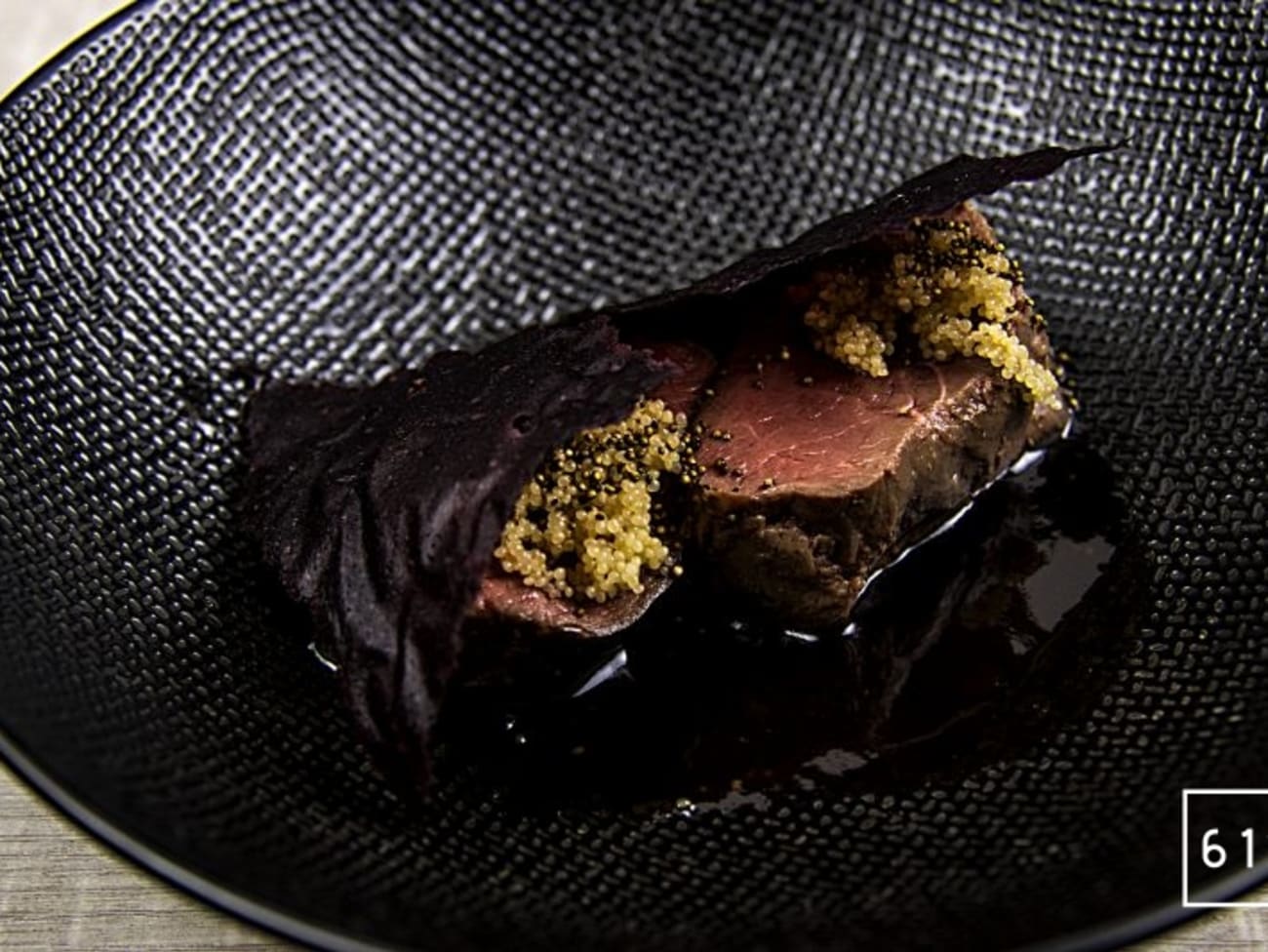 Filet de chevreuil, sauce au café, amarante et cuir de betterave pour