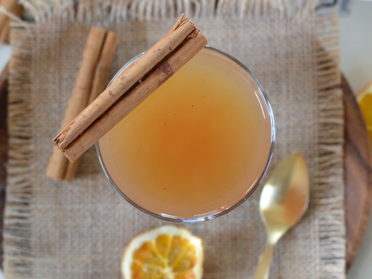 Jus de pomme chaud à la cannelle : Recette de Jus de pomme chaud à la  cannelle