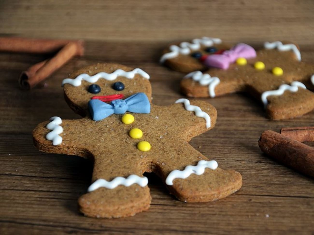 Biscuits de Noël aux Épices Gingerbread - Sweetly Cakes