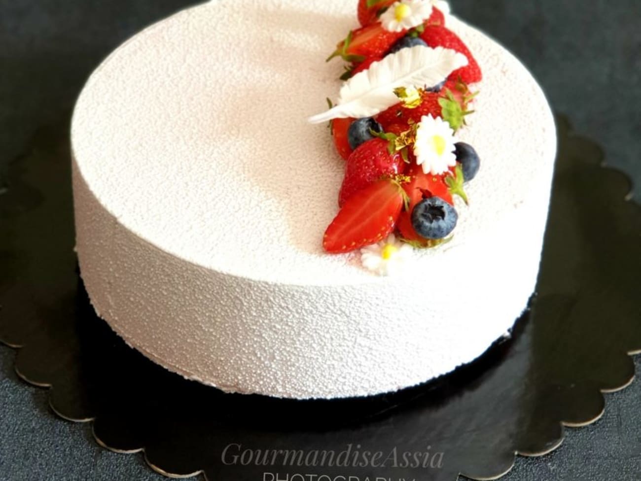 Entremets chocolat blanc Praliné et framboise - Recette par gourmandiseassia