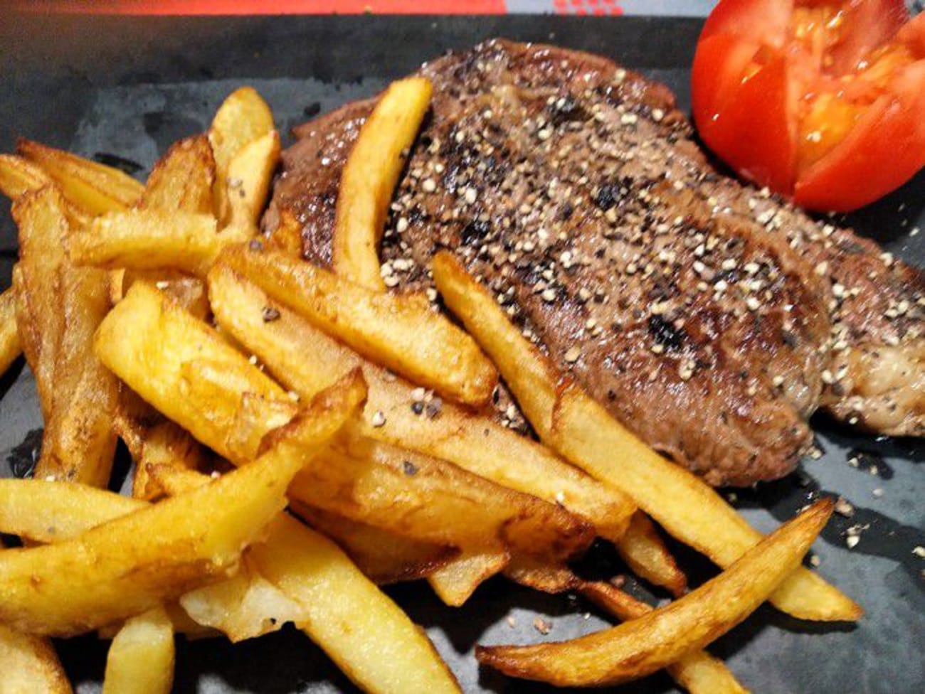 Steak d'entrecôte au poivre et frites maison