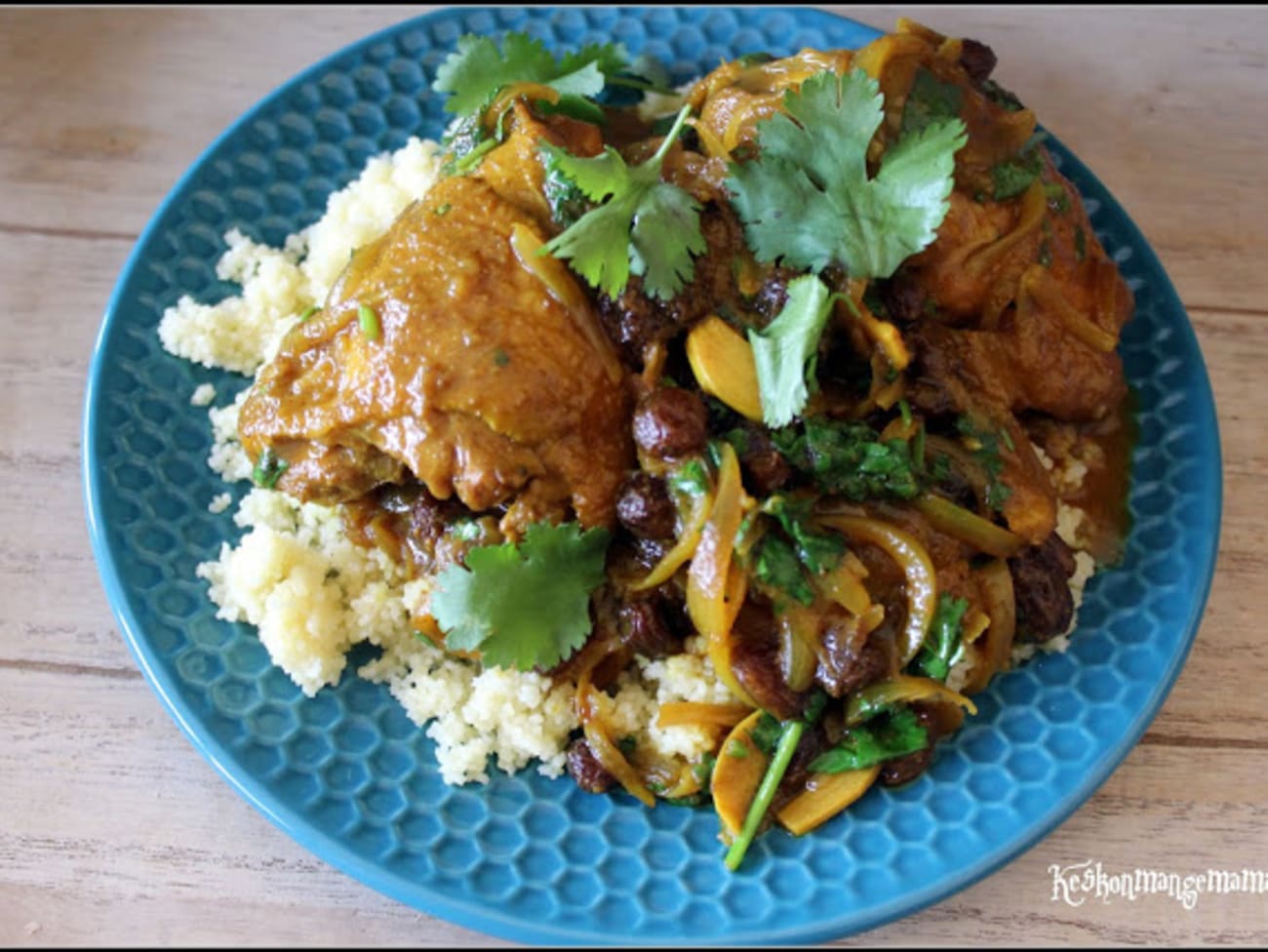 Tajine de poulet aux oignons et aux raisins secs Recette par