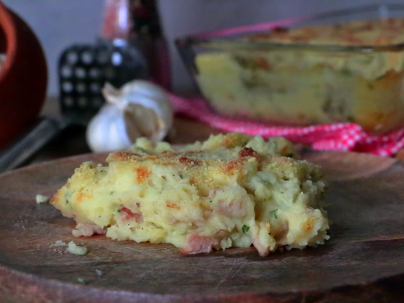 Écrasée de pommes de terre, crème fraîche, fromage cheddar et lardons