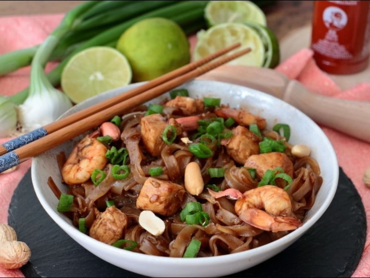 Cyril Lignac partage sa recette de pad thaï au poulet et crevettes