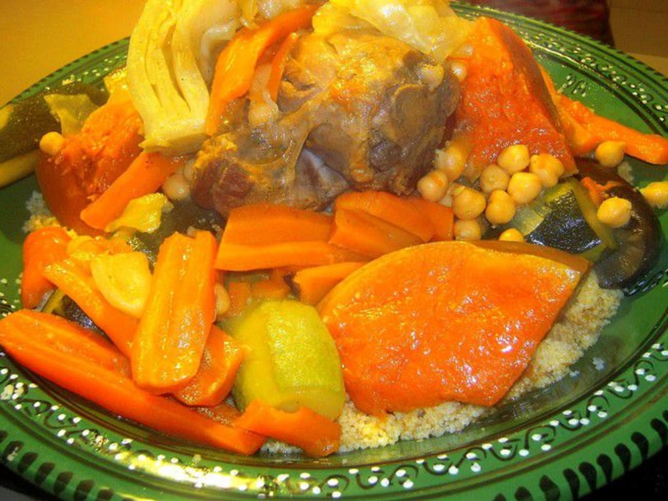 Préparation du couscous marocain aux légumes traditionnel 