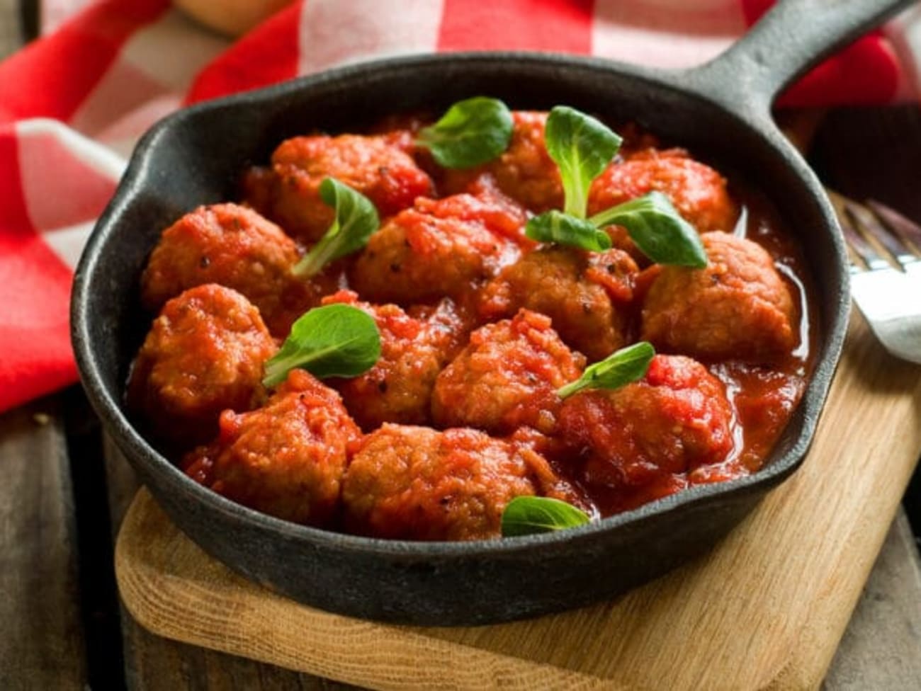 De Délicieuses Mini Boulettes De Viande Avec Sauce Au Yaourt à