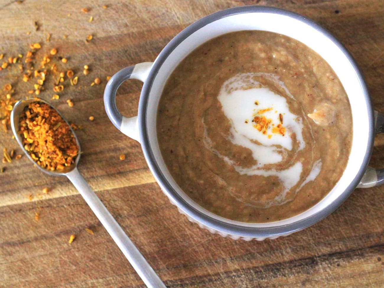 Velouté de poireaux au curry et glaçon de chantilly aux herbes