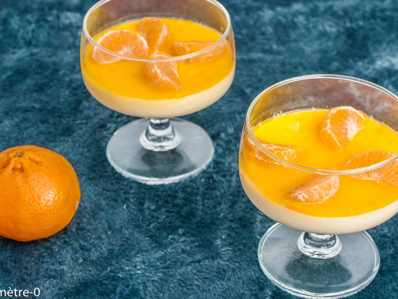 mandarine panna cotta décoré avec kumquat et menthe dans une