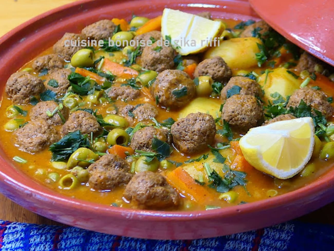 TAJINE EL KEFTA AU BOULGHOUR MIJOTÉ AUX BOULETTES PETITS POIS OLIVES