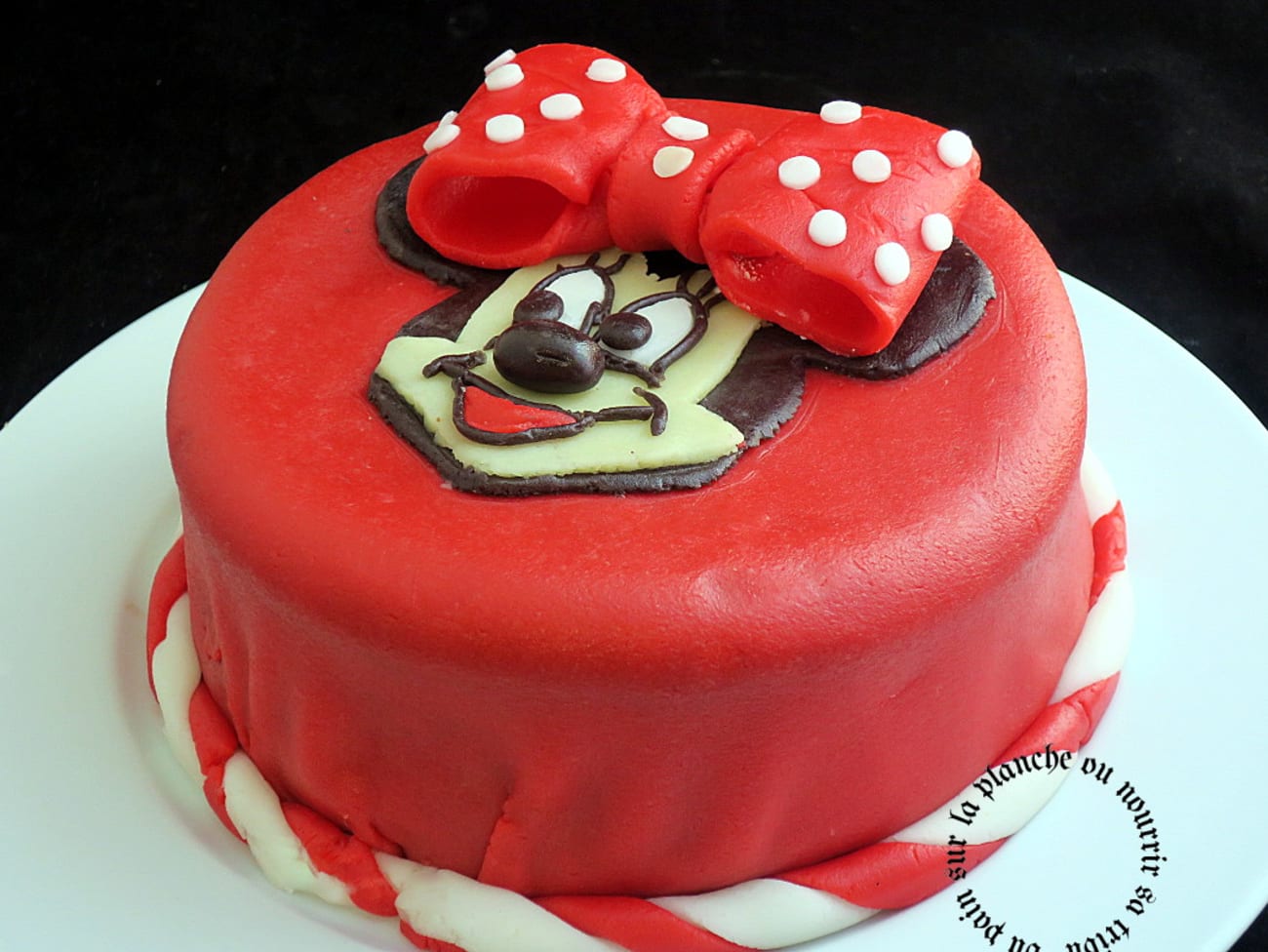Gâteau Minnie rouge à pois et nœud vegan, sans gluten
