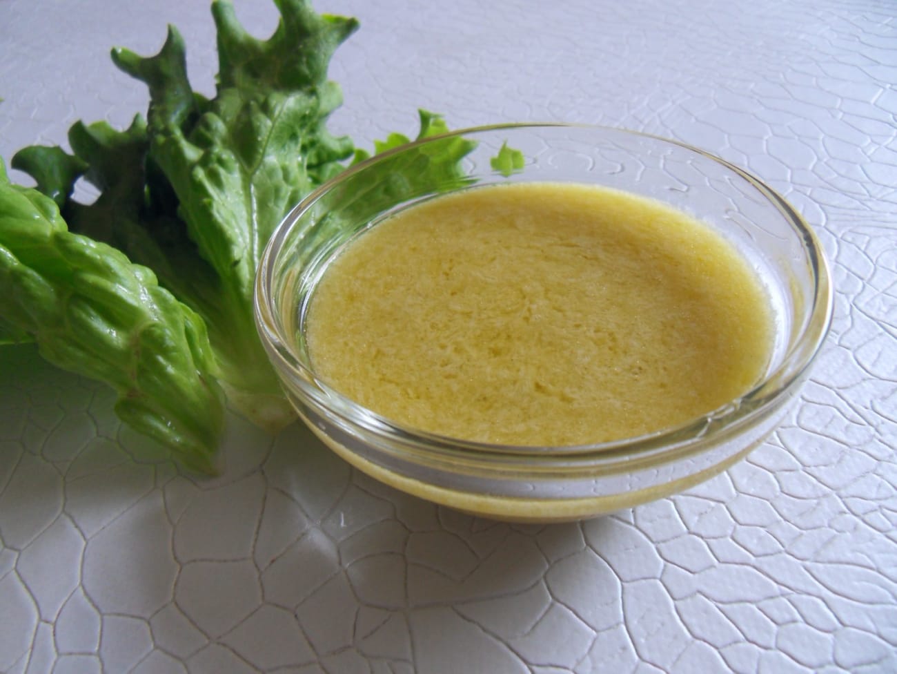 Salade verte et vinaigrette crémeuse à la moutarde