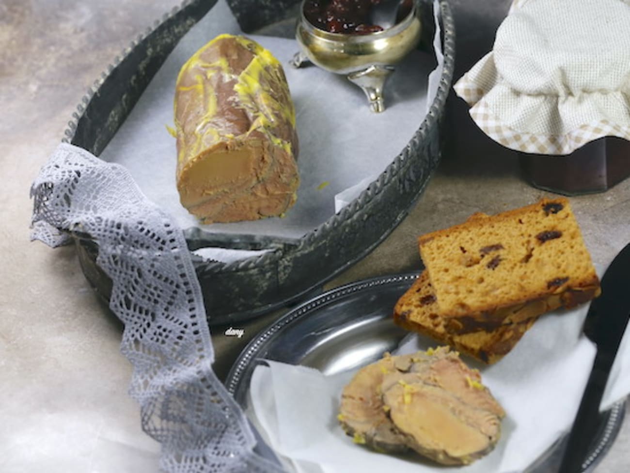 Foie gras poché au vin rouge chaud - Recette par épicétout
