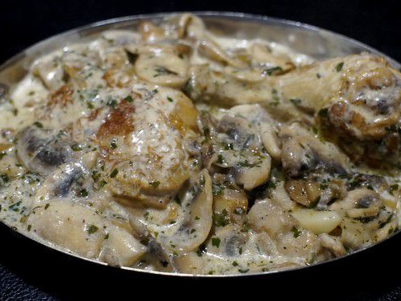 Poulet au vin blanc, à la crème et aux champignons - Recette par Chef ...