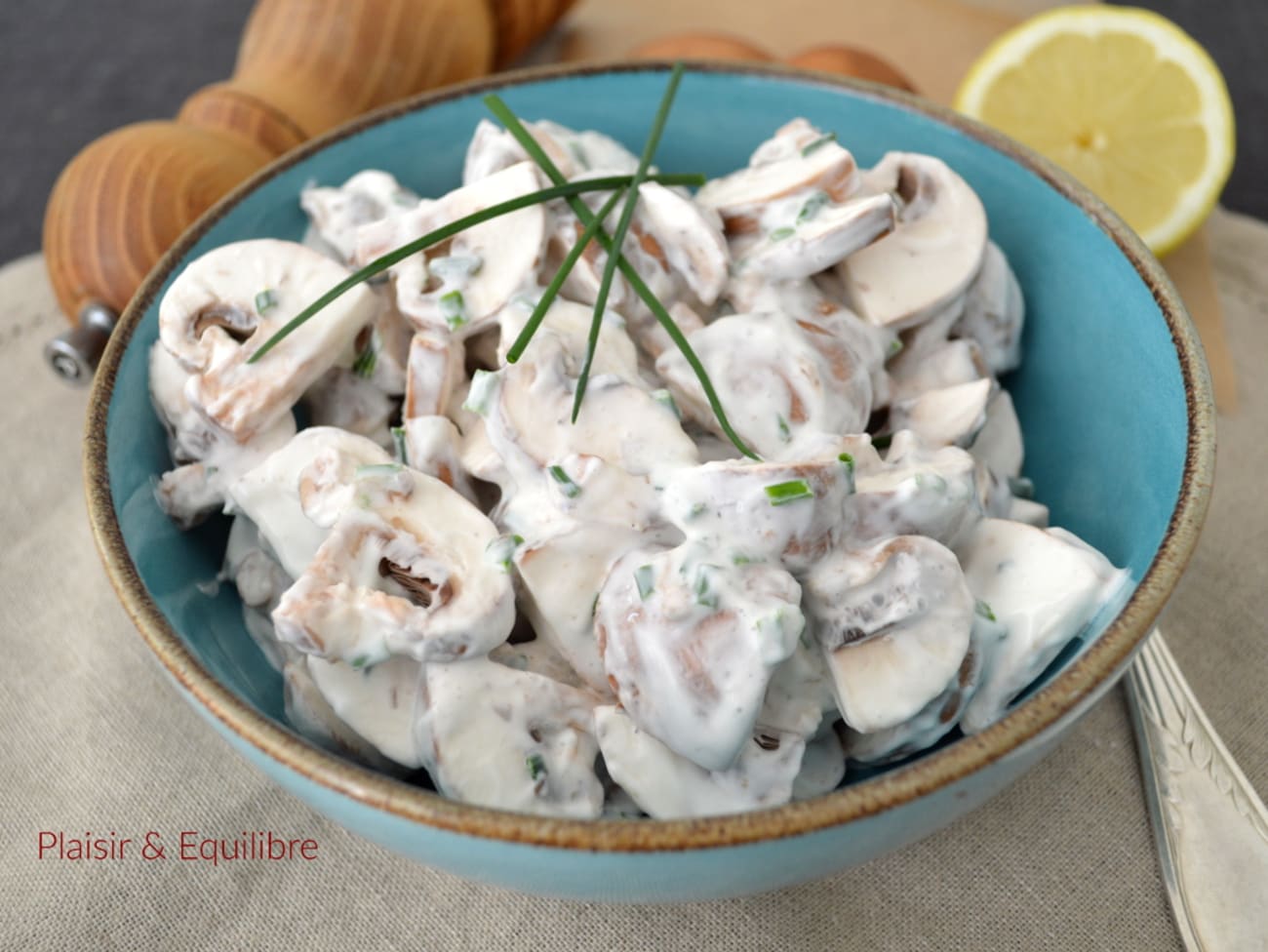 Salade de champignons de Paris, sauce au yaourt grec - Recette par ...
