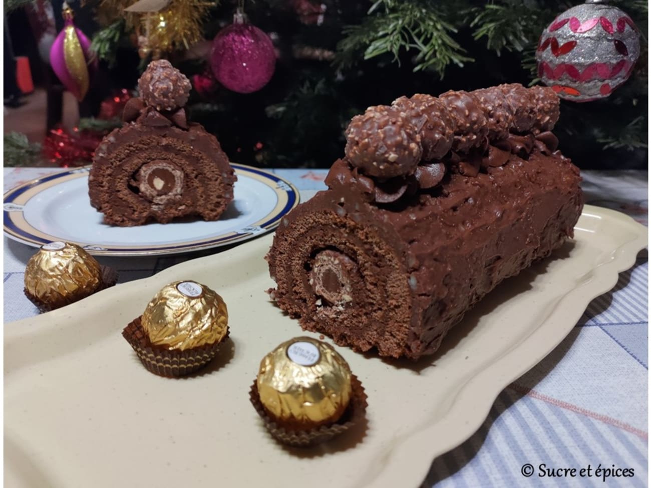 On préparer une belle bûche de noël roulée décorée de Ferrero Rocher -  Recette par SucreEtEpices