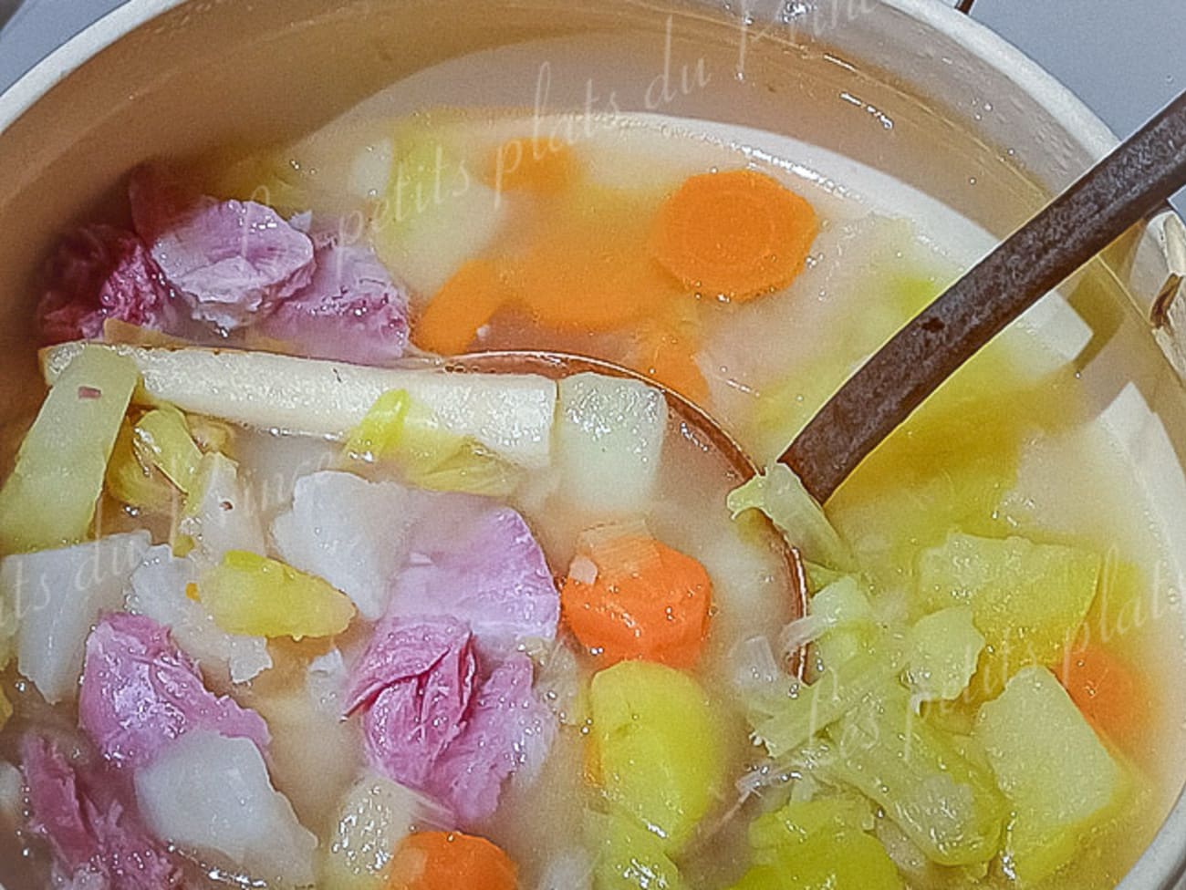 Bouillon paysan au jarret de porc, un plat réconfortant et savoureux