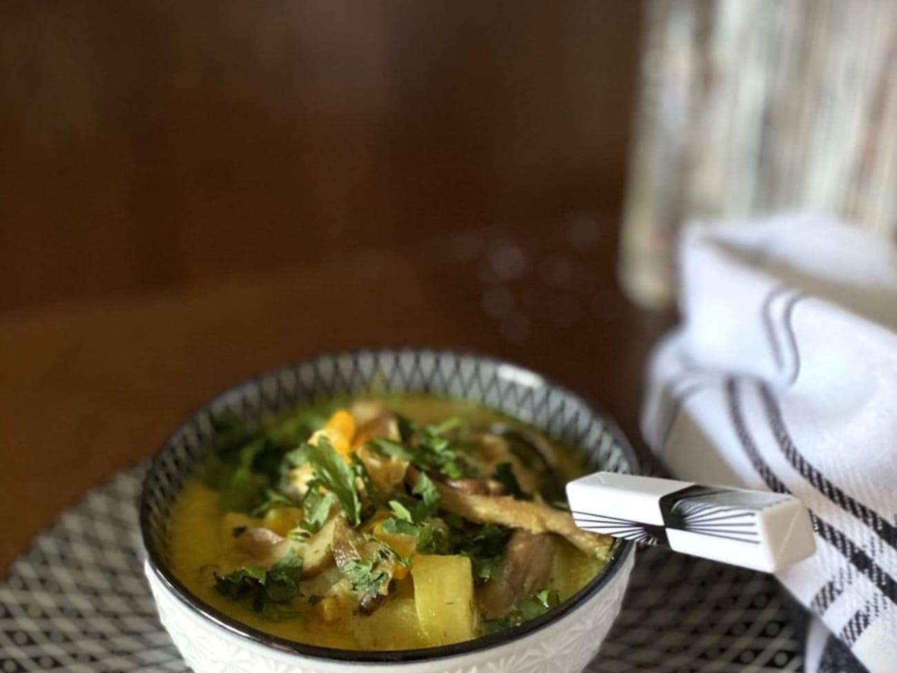 Bouillon de poulet et légumes au lait de coco parfumé au curry, garni