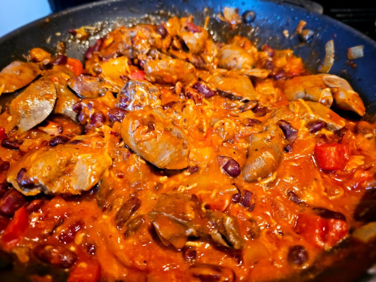 Poêlée de foies de volailles aux haricots rouges et à la tomate ...