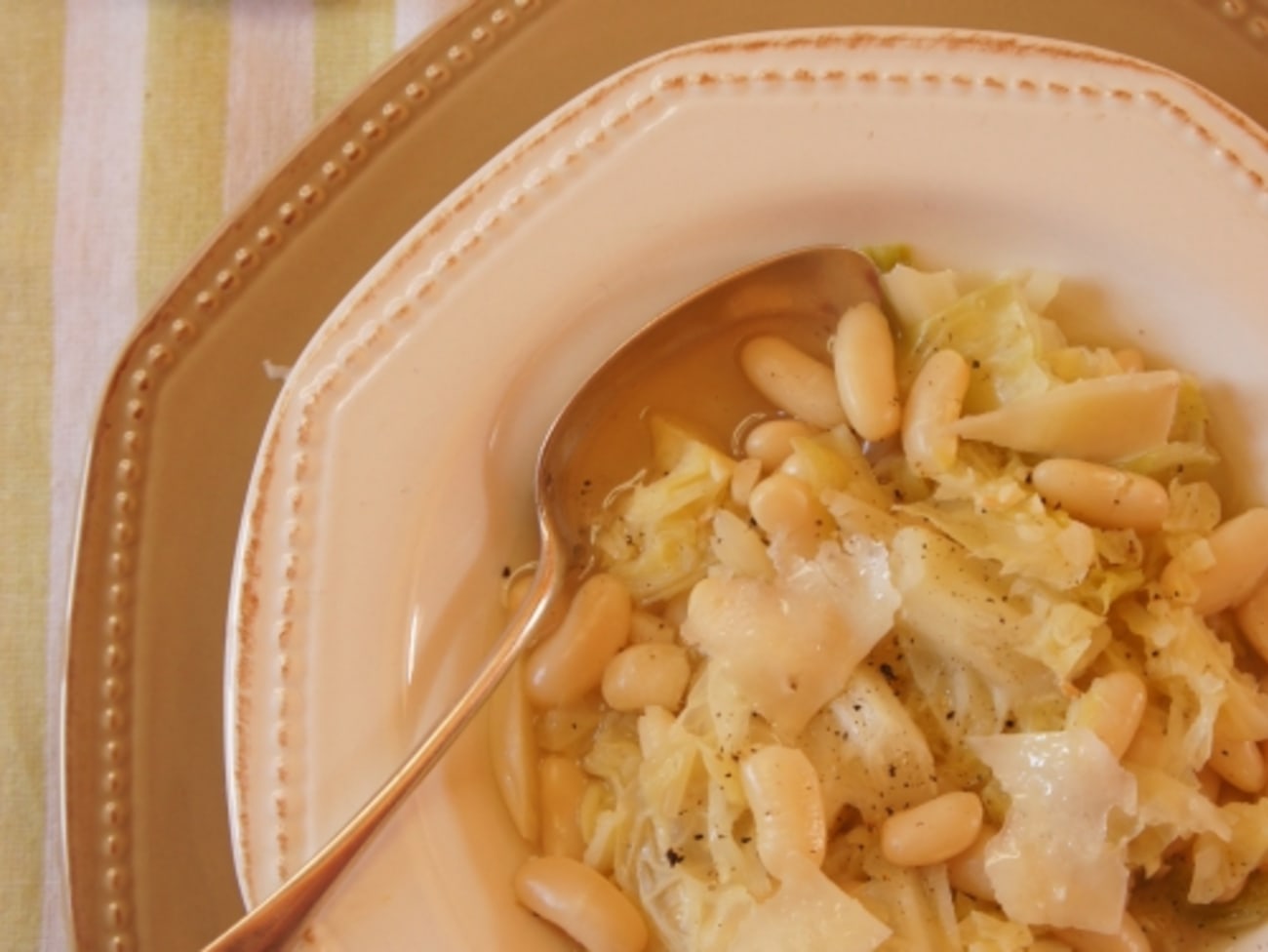 Soupe paysanne au chou, haricots blancs et saucisses fumées - Les