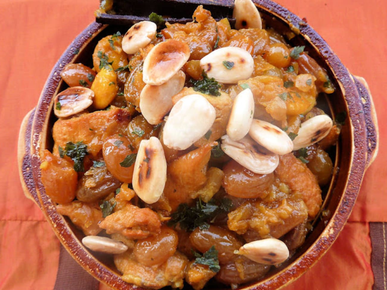 Tajine de poulet aux oignons caramélisés et raisins secs Recette par