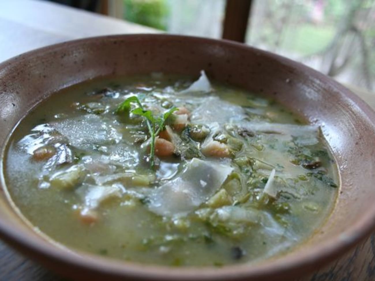 Soupe claire aux poireaux champignons et pois chiches
