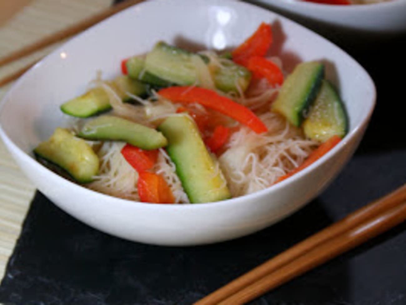 Légumes croquants aux nouilles de riz : découvrez les recettes de