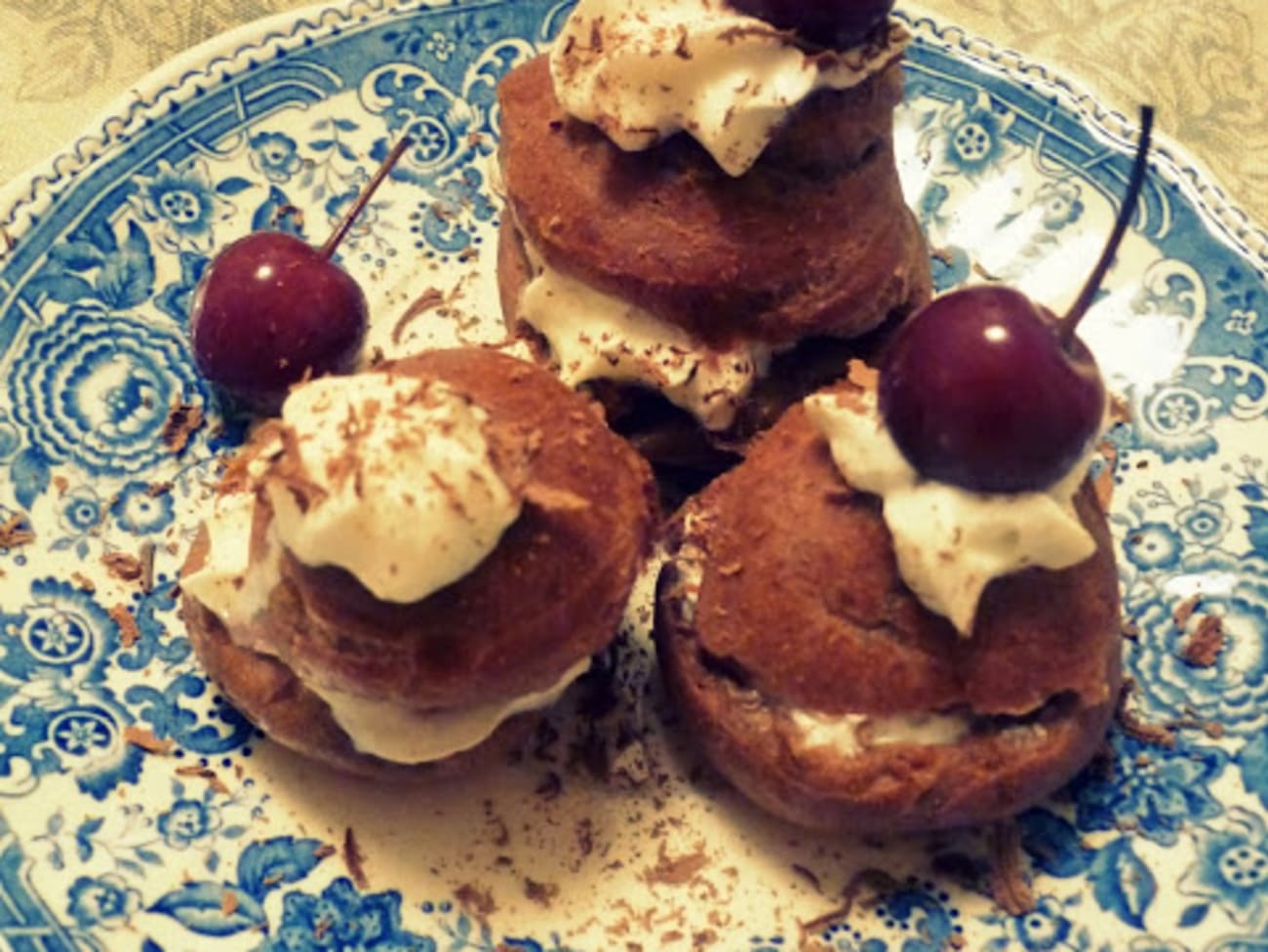Petits Choux façon Forêt Noire avec des cerises à l&amp;#39;eau de vie ...